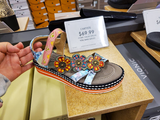 Shoe Store «DSW Designer Shoe Warehouse», reviews and photos, 19401 Alderwood Mall Pkwy, Lynnwood, WA 98036, USA