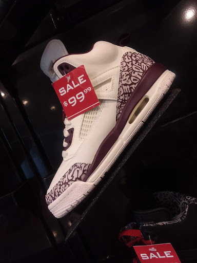 Shoe Store «Footaction», reviews and photos, 3931 7th Street Rd, Louisville, KY 40216, USA