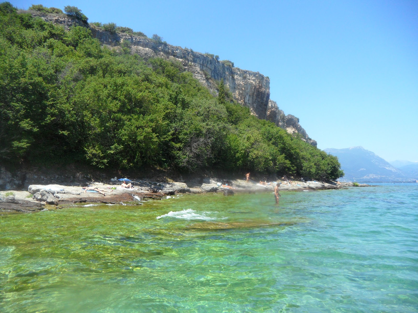 Foto van Spiaggia della Rocca en de nederzetting