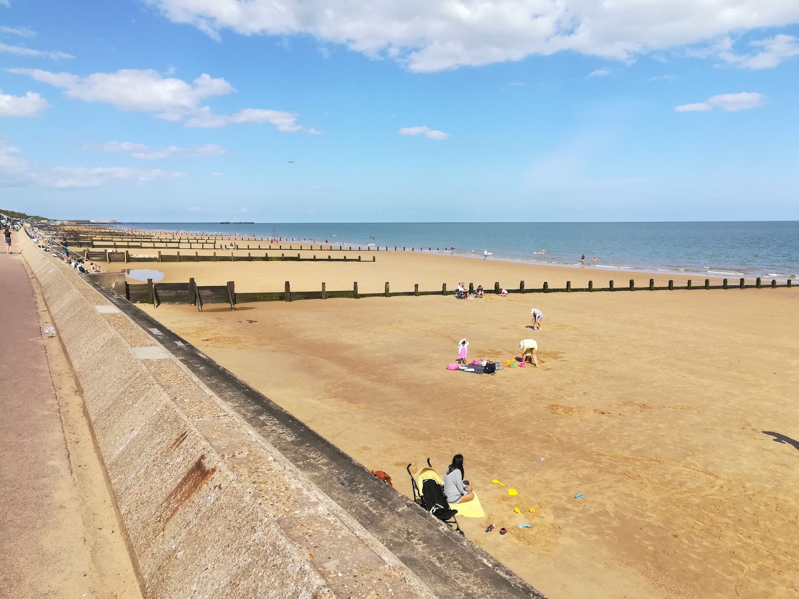 Foto van Frinton strand met helder zand oppervlakte