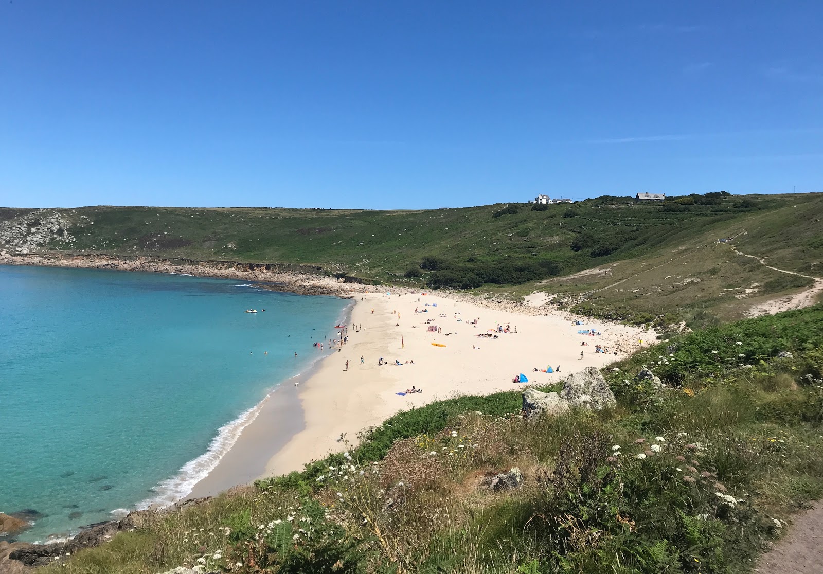 Foto de Praia de Gwynver com areia brilhante superfície