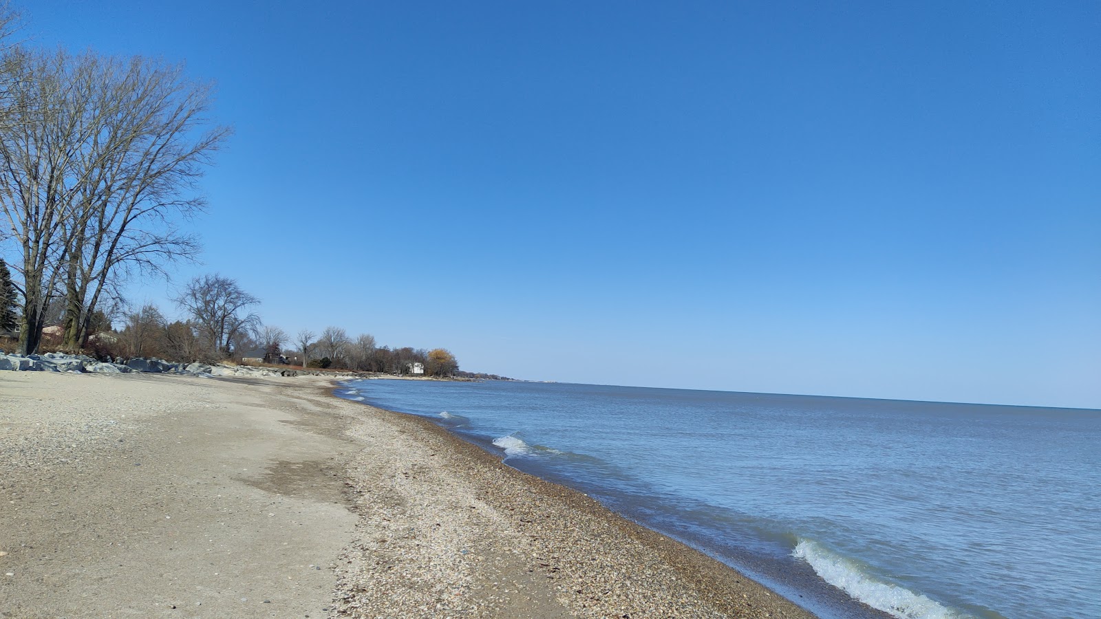 Foto van Carol Beach met zand met kiezelstenen oppervlakte