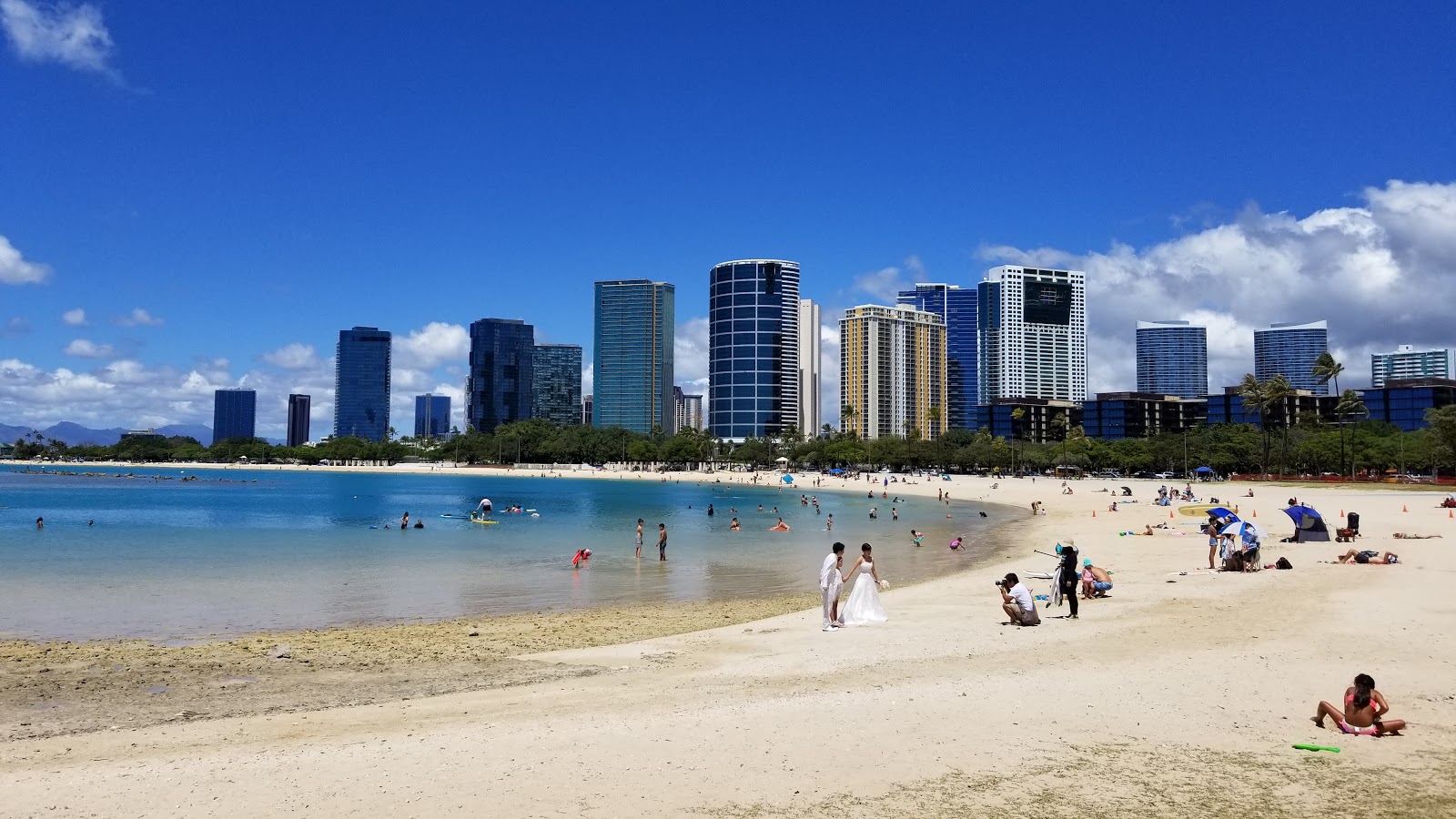 Φωτογραφία του Ala Moana Beach με φωτεινή λεπτή άμμο επιφάνεια