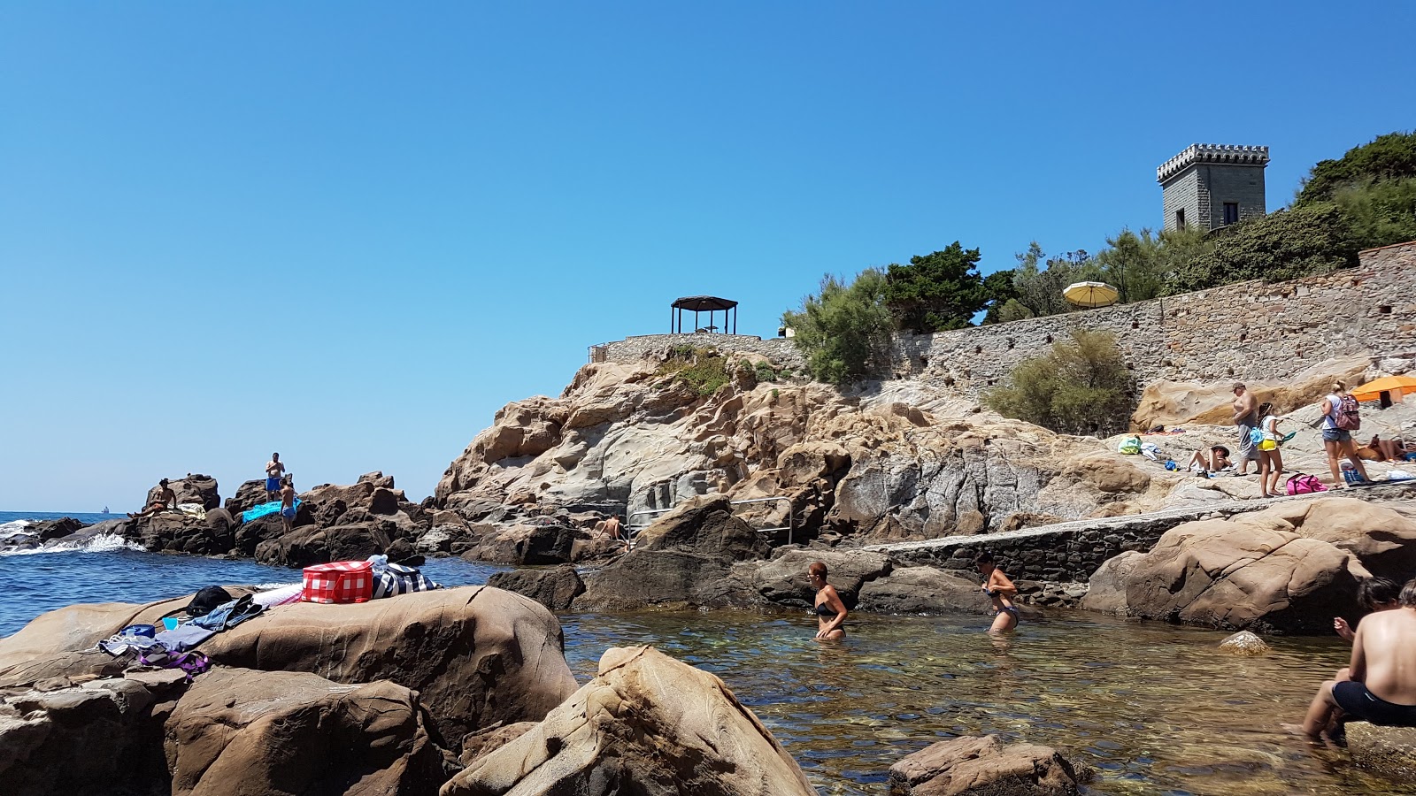 Foto van Spiaggia di Calafuria met hoog niveau van netheid
