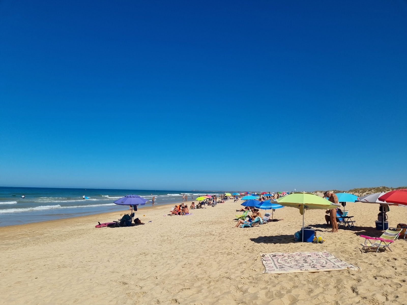 Foto von Playa de las Calderas mit beiger sand Oberfläche