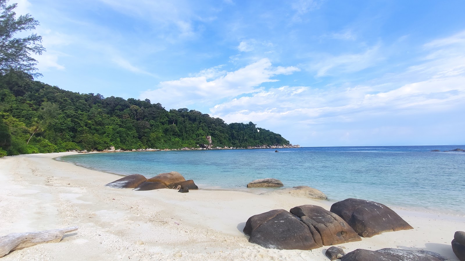 Foto von Teluk Keke Beach mit beiger sand Oberfläche