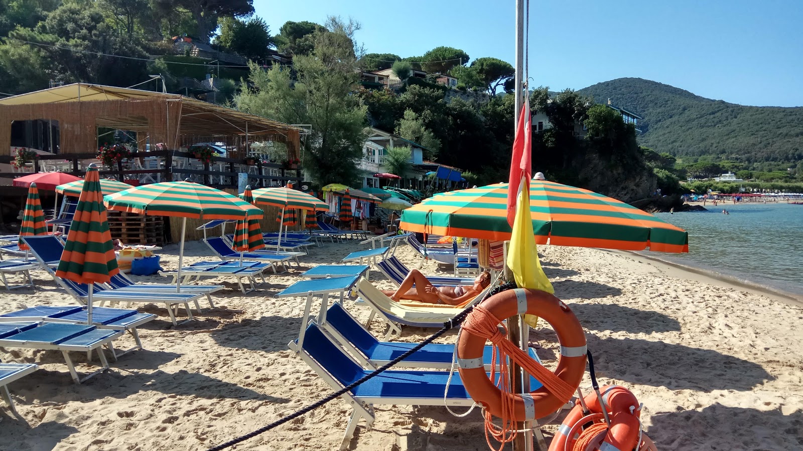 Foto von Strand von Scaglieri und die siedlung