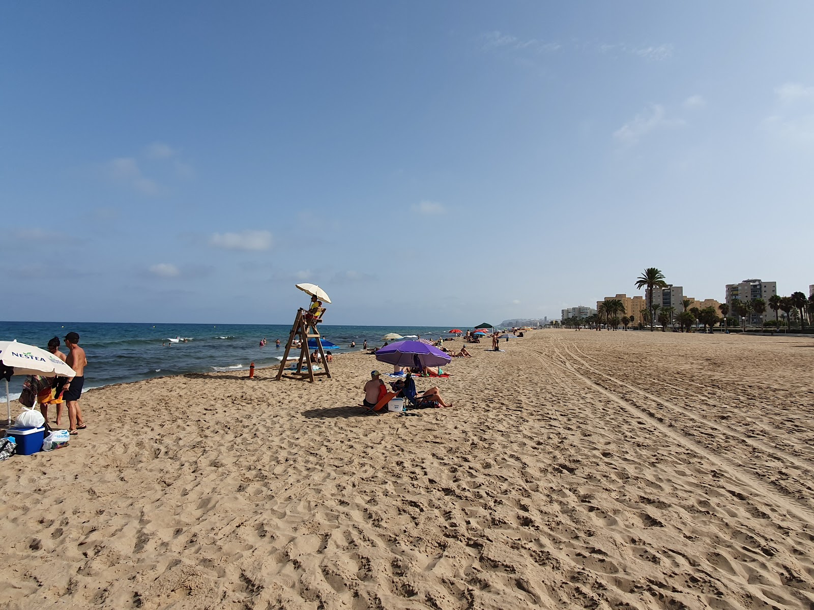 Foto di Playa del Saladar con una superficie del sabbia marrone