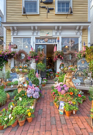 Flores Mantilla, 164 Washington St, Marblehead, MA 01945, USA, 