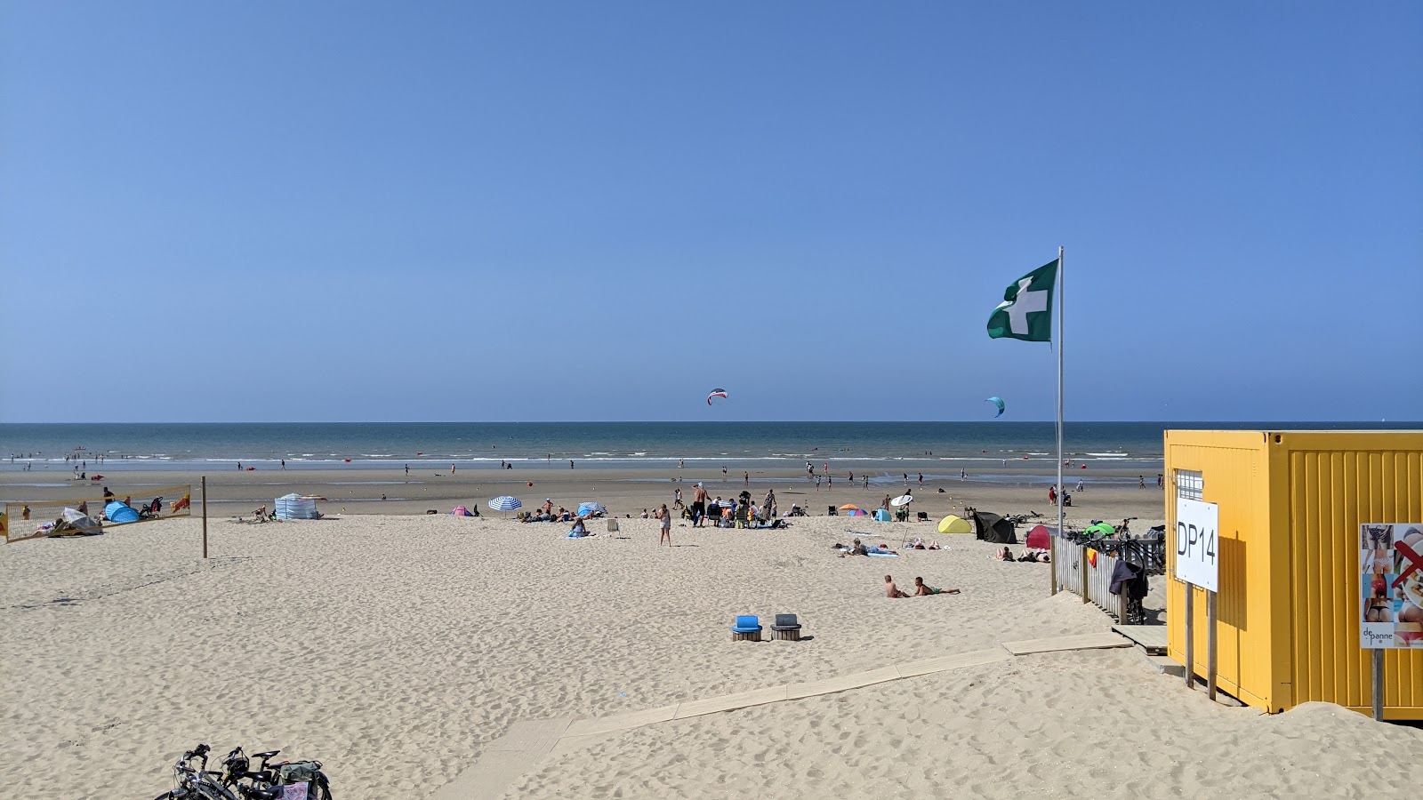 Photo of De Panne Strand with long bay