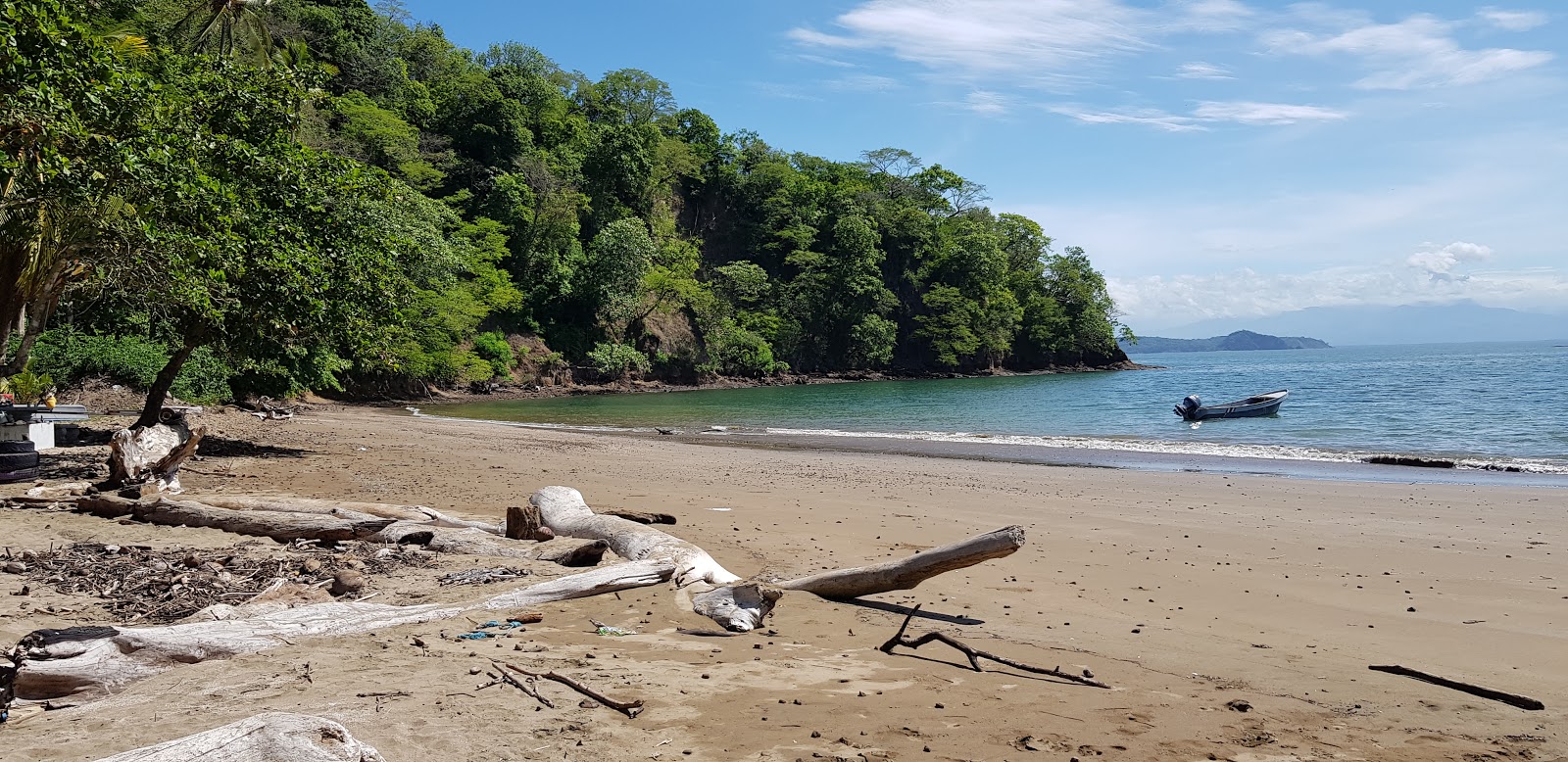 Foto de Playa Pájaros con arena beige superficie