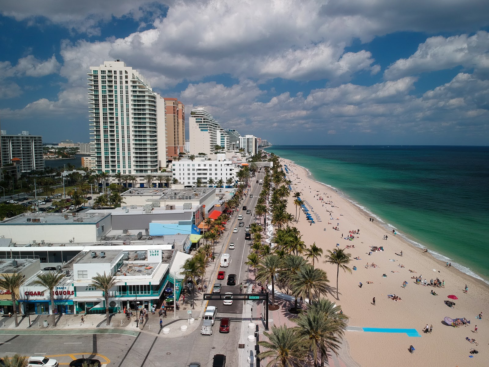 Foto av Las Olas beach med turkos rent vatten yta