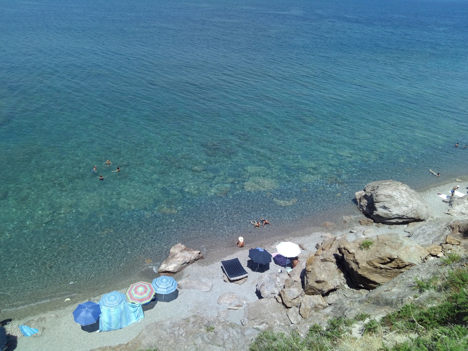 Capo Skino beach'in fotoğrafı turkuaz saf su yüzey ile