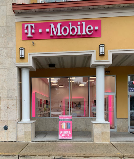 T-Mobile, 1437 Oak Tree Ave, Iselin, NJ 08830, USA, 