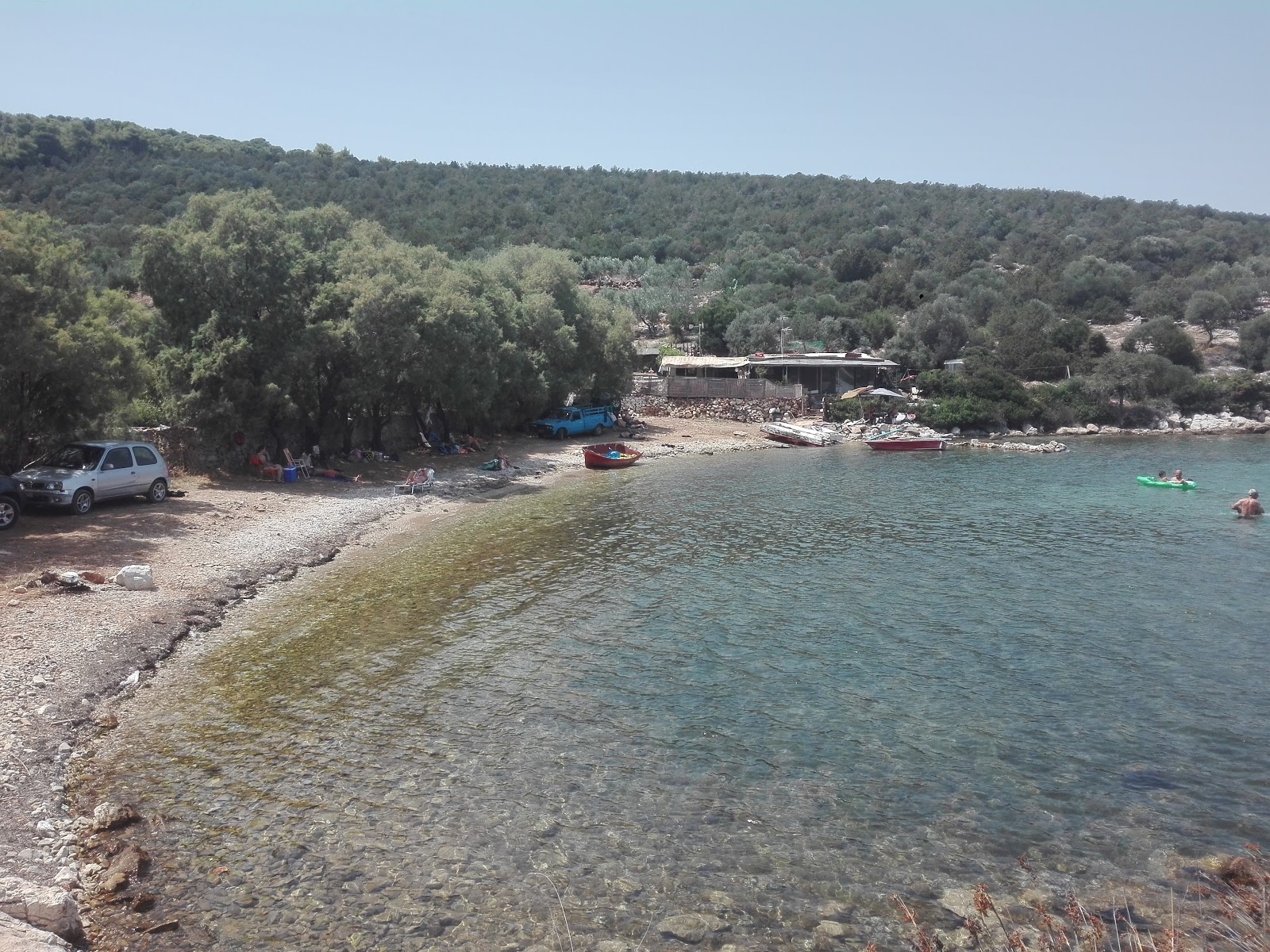 Limnionas beach的照片 带有岩石覆盖表面