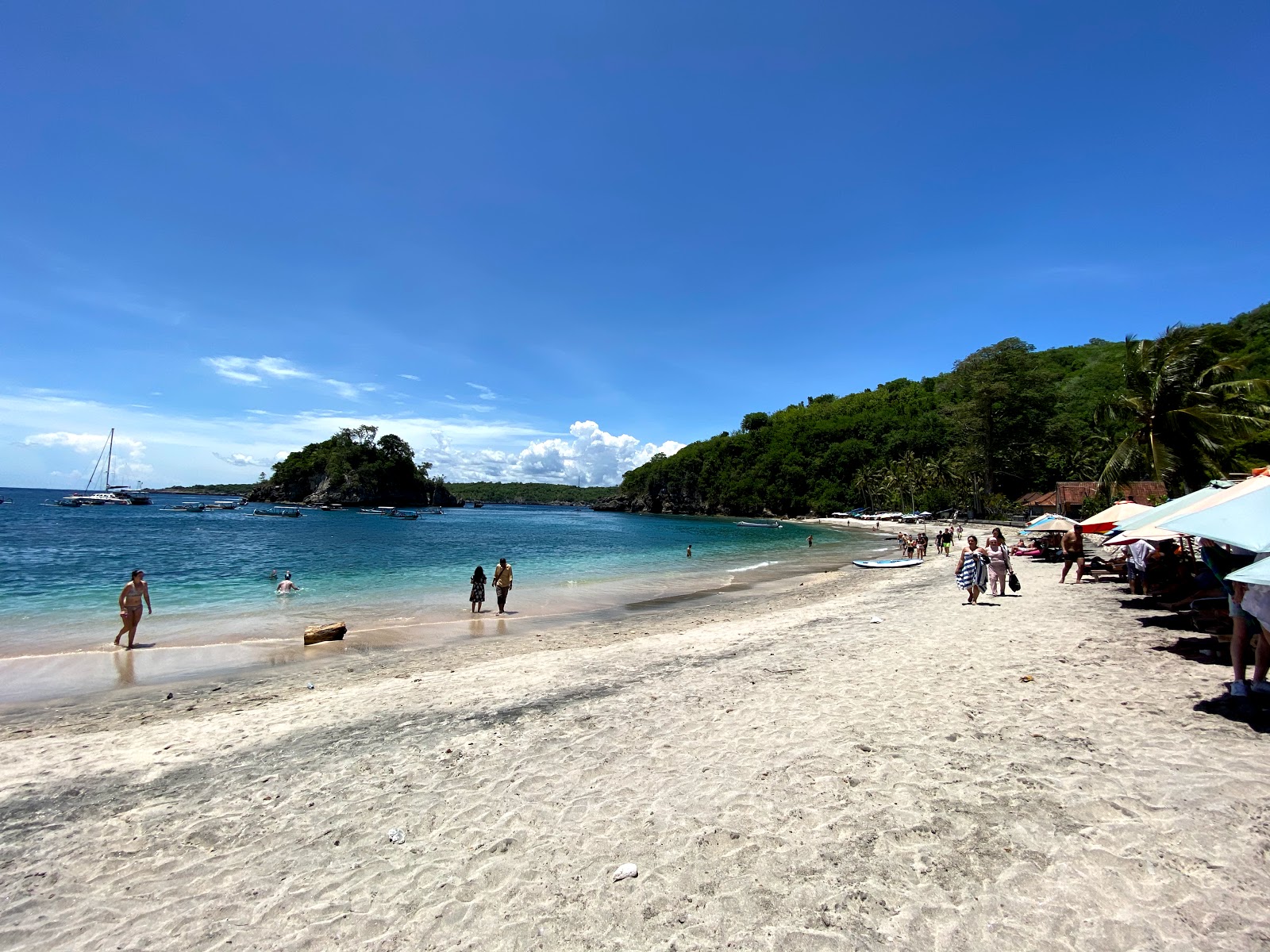 Fotografie cu Crystal Bay Nusa Penida cu o suprafață de nisip alb