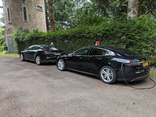 Borne de recharge de véhicules électriques Tesla Destination Charger Neuvic