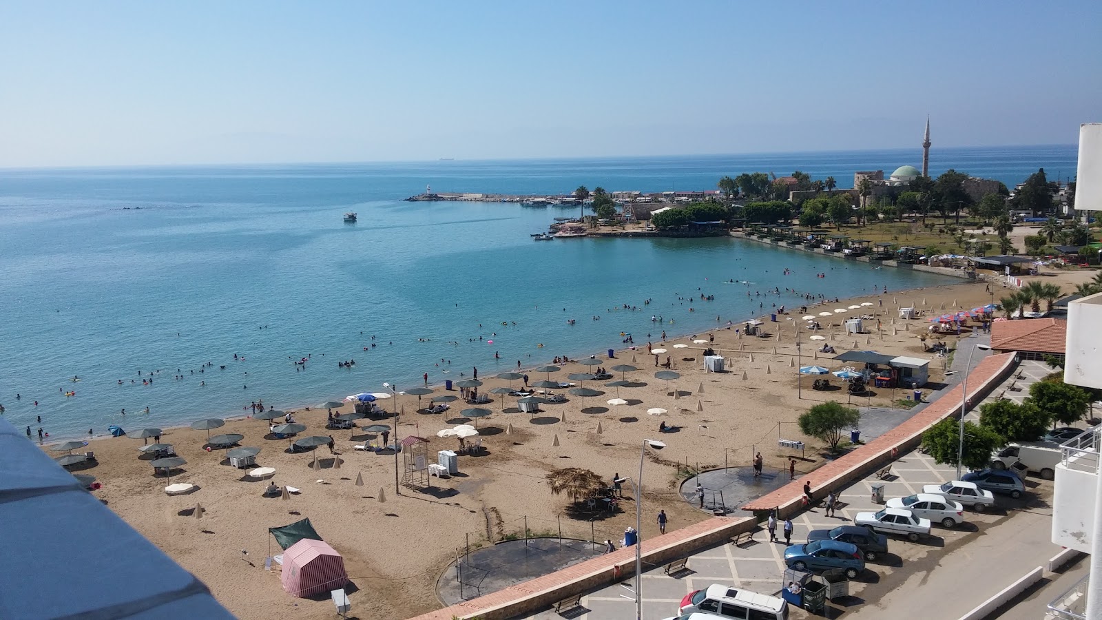 Φωτογραφία του Yumurtalik beach με φωτεινή λεπτή άμμο επιφάνεια