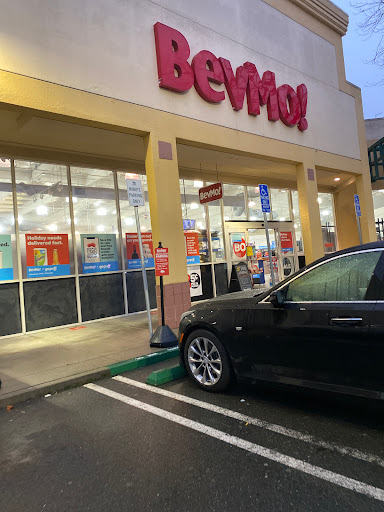 Shopping Mall «Powell Street Plaza Shopping Center», reviews and photos, 5795 Christie Ave, Emeryville, CA 94608, USA