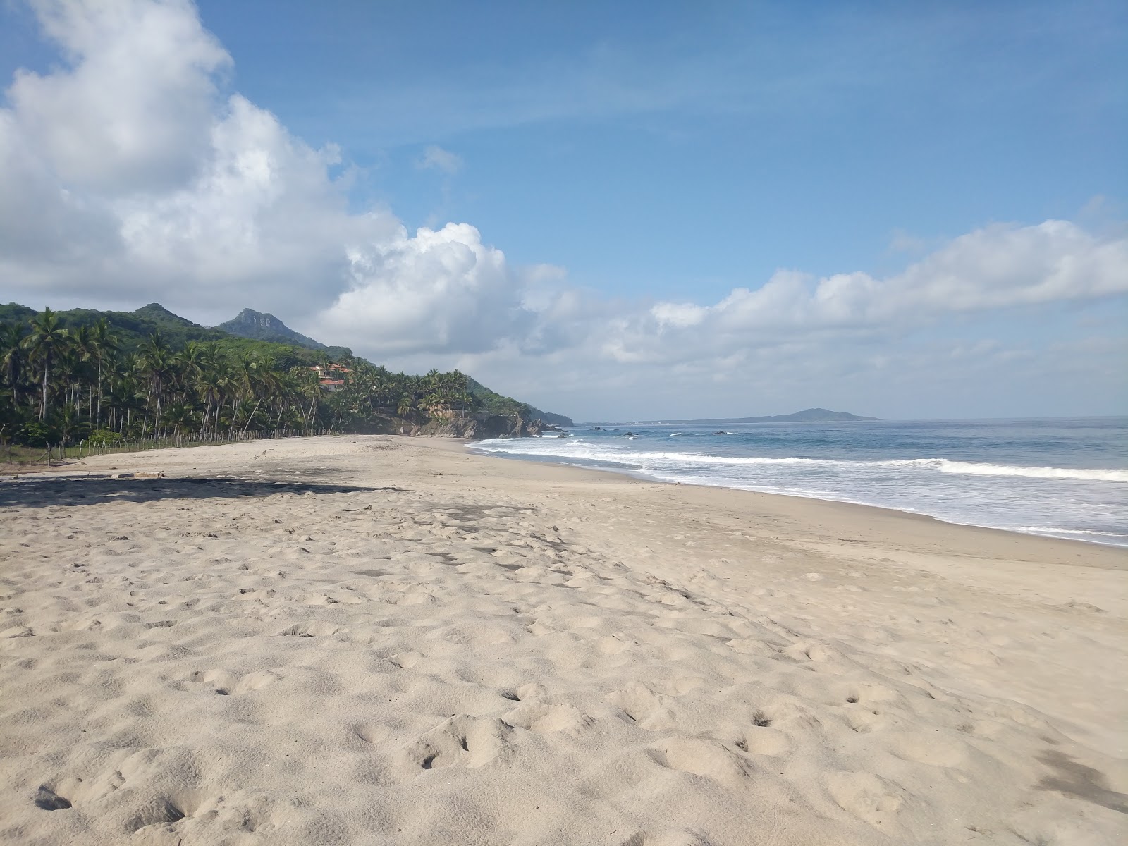 Foto van Patzcuaro Sur beach met grijs zand oppervlakte