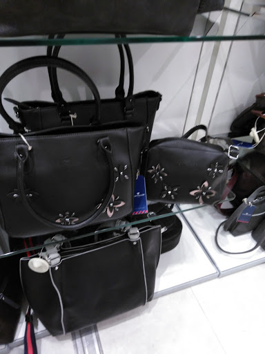 Läden zum Kaufen von Handtaschen Carolina Herrera Stuttgart