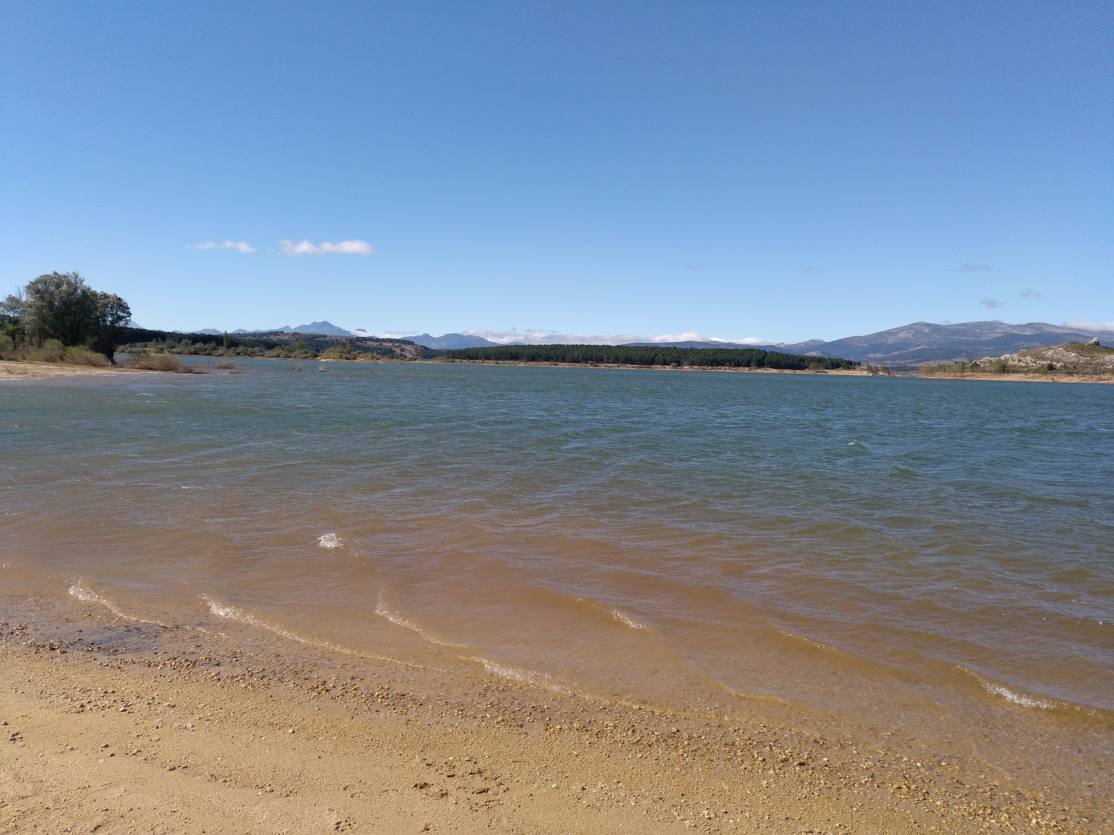 Foto von Embalse de Aguilar Playa von Klippen umgeben