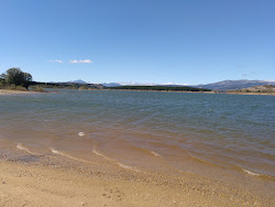 Foto von Embalse de Aguilar Playa von Klippen umgeben