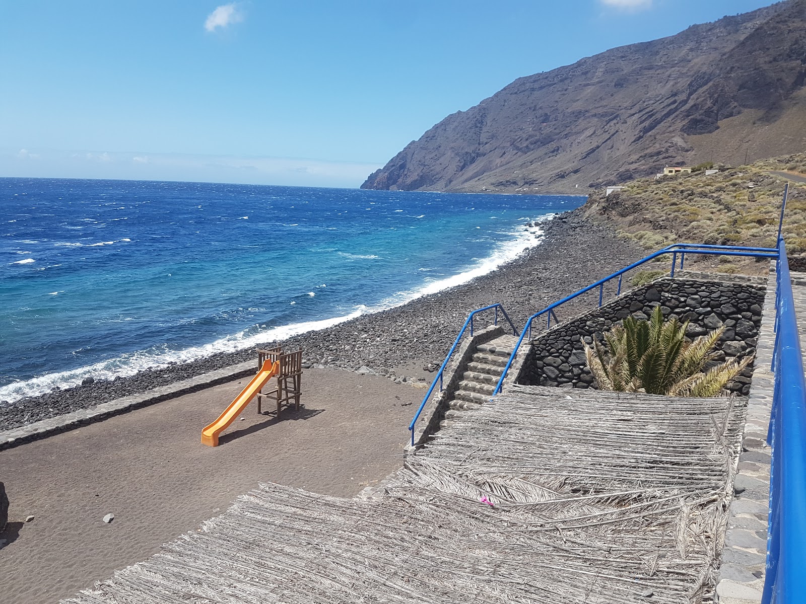 Foto di Playa del Fraile con una superficie del terreno roccioso