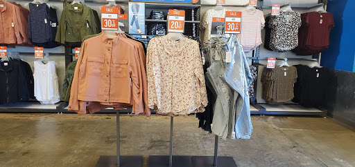 Clothing Store «Old Navy», reviews and photos, 3131 E Main St, Mohegan Lake, NY 10547, USA