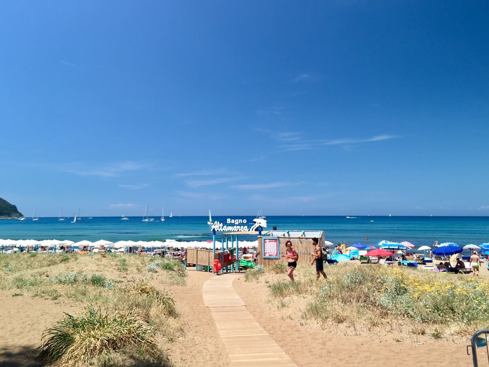Fotografija Plaža Baratti priljubljeno mesto med poznavalci sprostitve