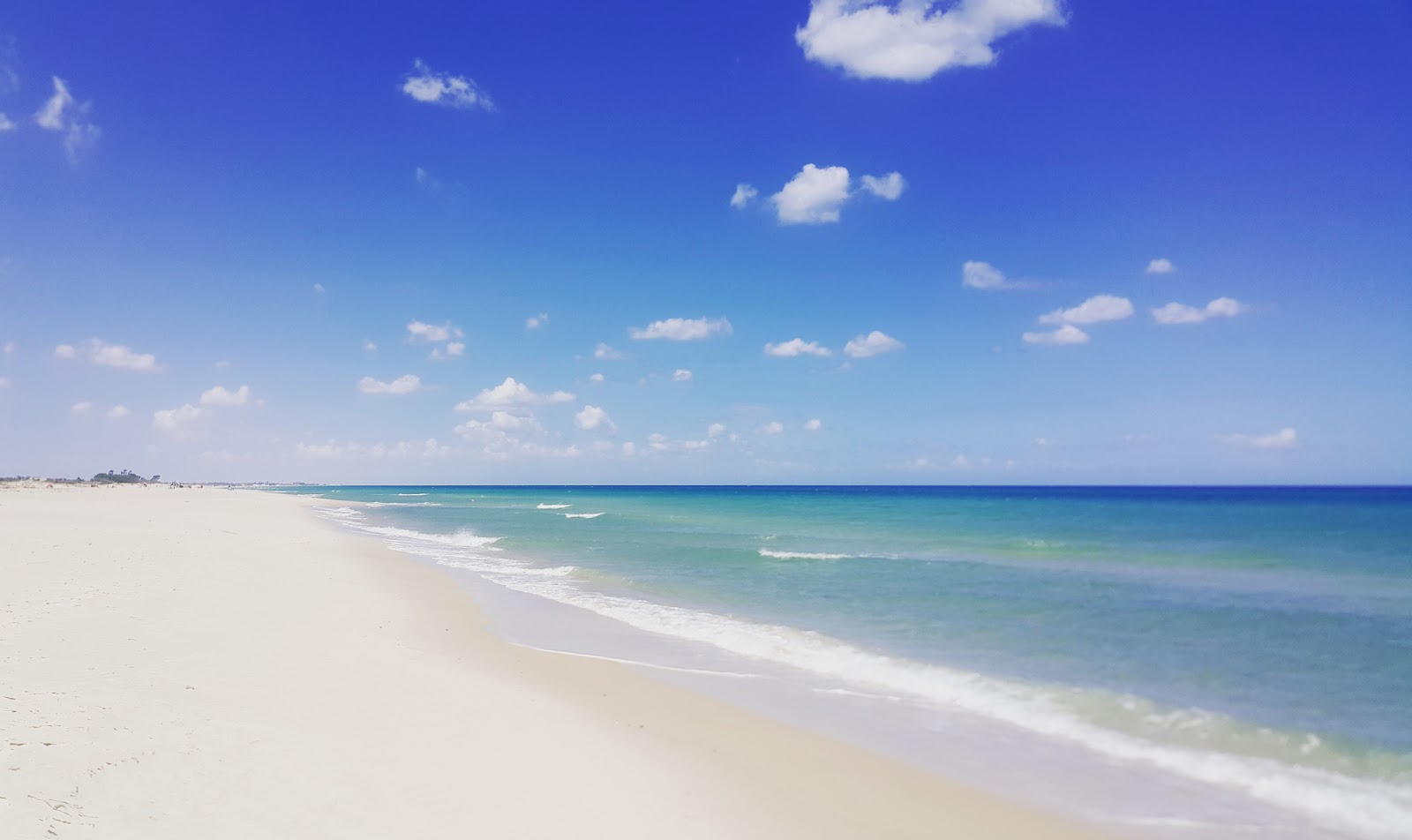 Fotografija Daroufa Beach z svetel fin pesek površino