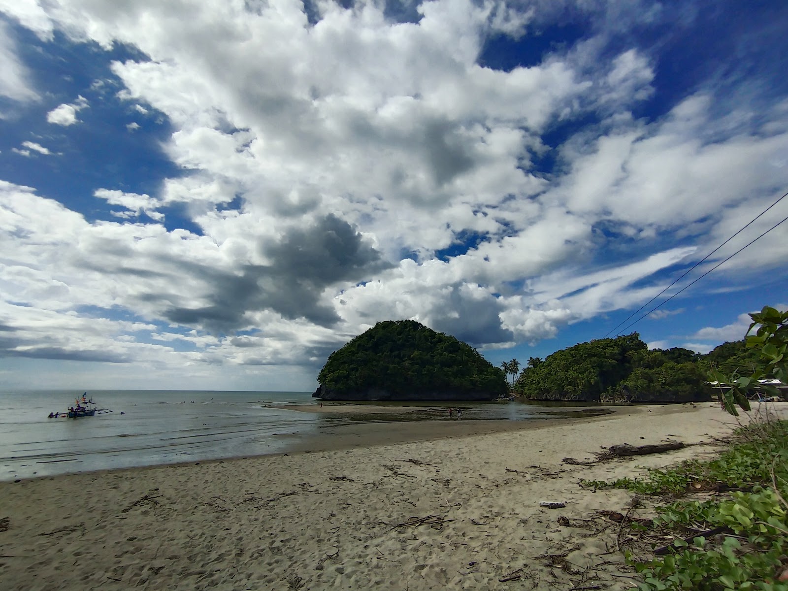 Foto van Nauhang Beach met recht en lang