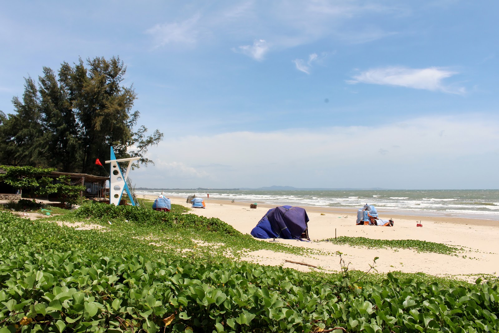 Photo de Binh Tan hilly beach avec l'eau cristalline de surface