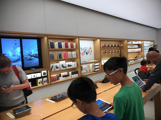 Apple Stoneridge Mall image