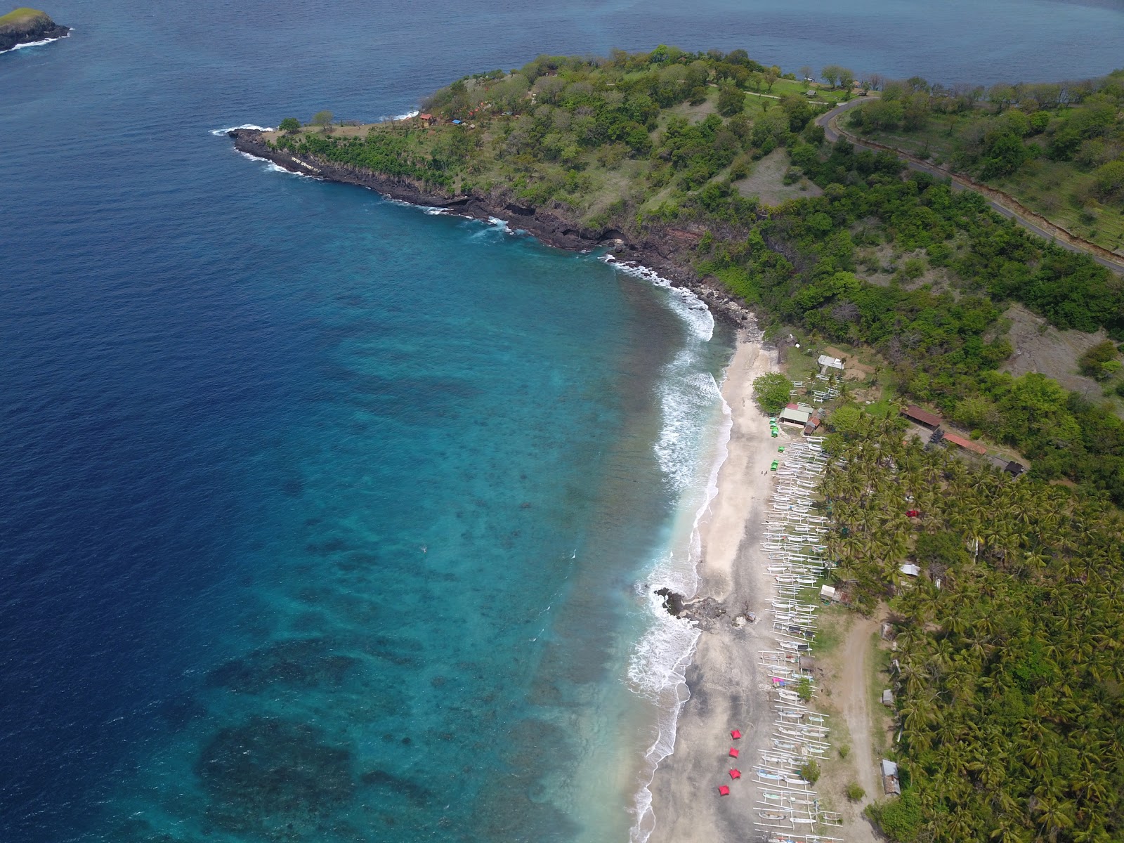 Φωτογραφία του Virgin Beach υποστηρίζεται από βράχους