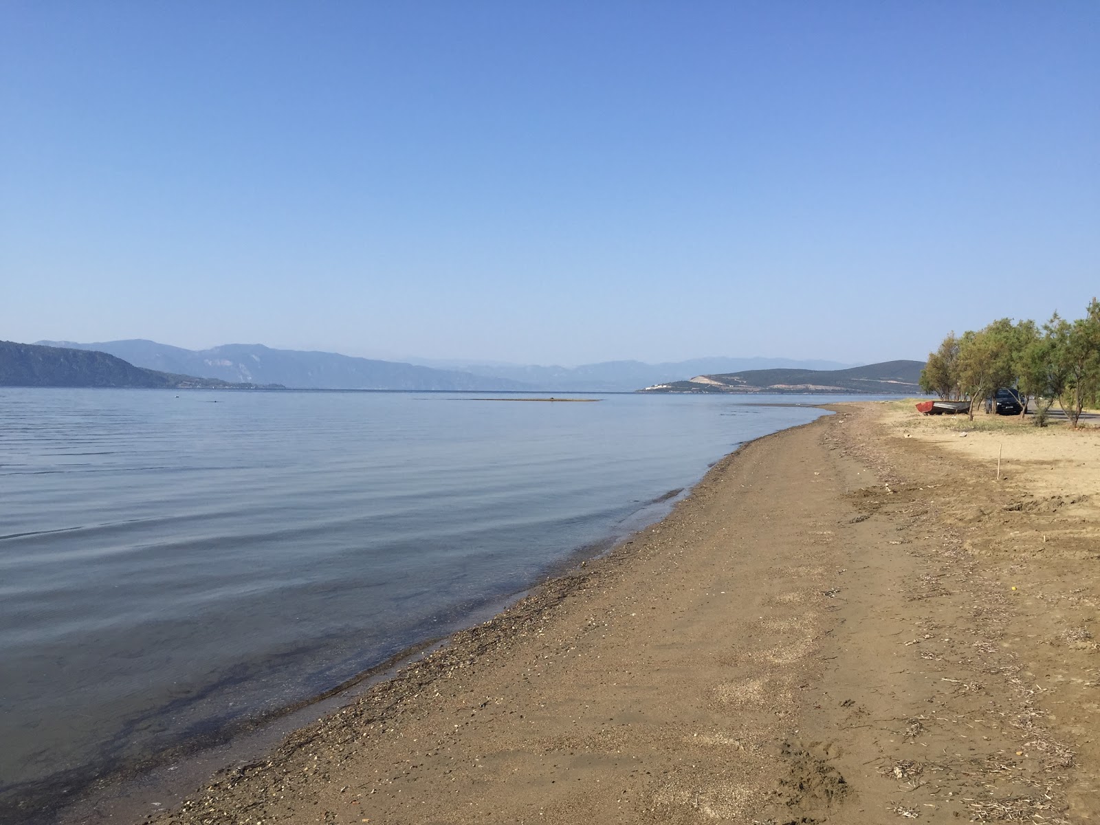 Foto von Pelasgia beach mit brauner sand Oberfläche
