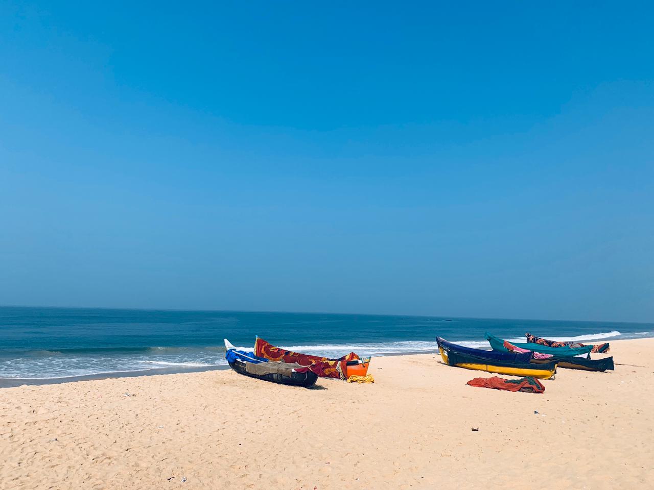 Foto von Padubidri Beach mit langer gerader strand