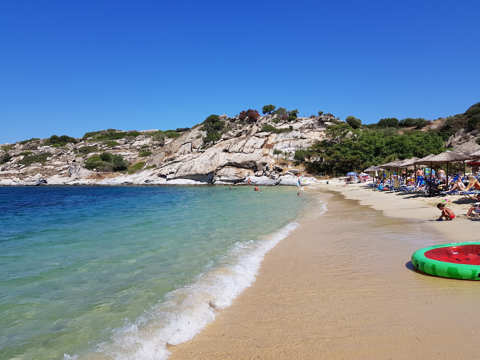 Tourkolimnionas beach的照片 带有碧绿色纯水表面
