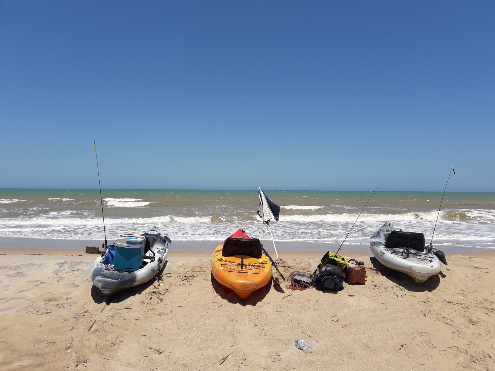 Foto de Praia das Neves com água turquesa superfície