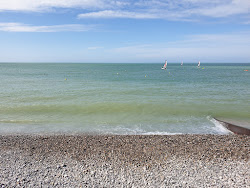 Zdjęcie Plage de Veulettes-sur-Mer otoczony górami