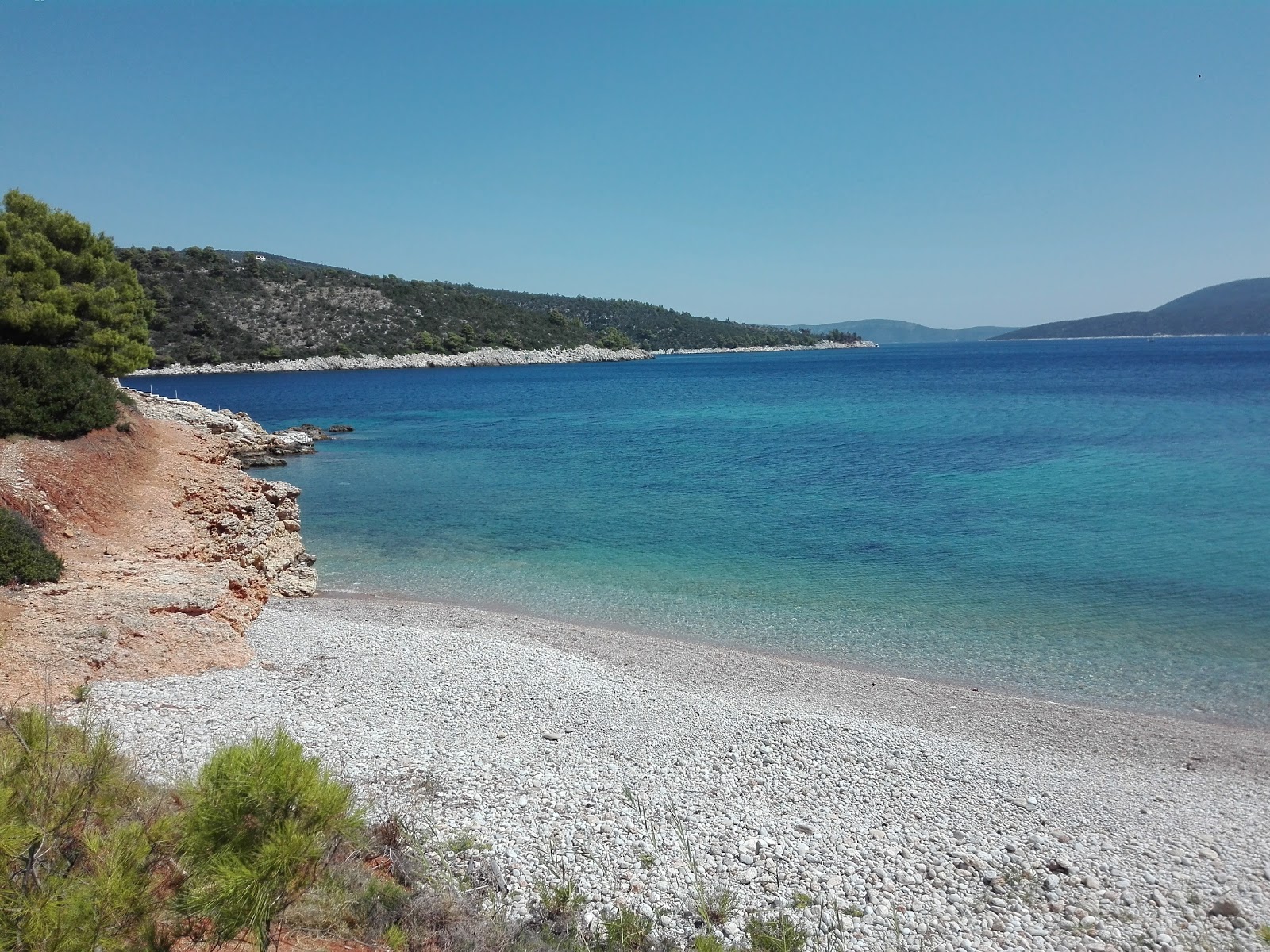 Fotografija Kokkinokastro beach obkrožen z gorami