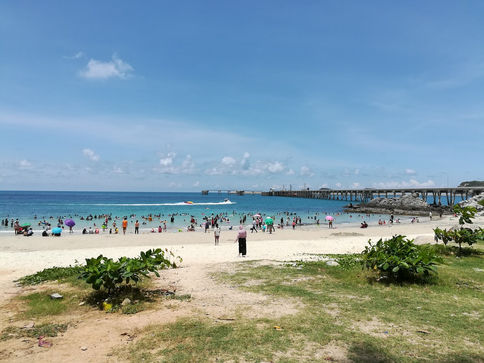 Nang Ram Beach的照片 带有碧绿色纯水表面