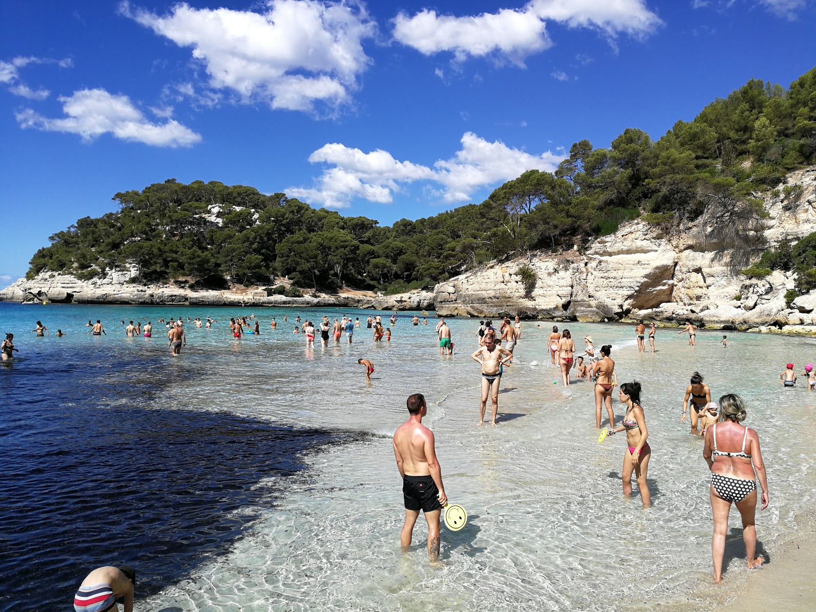 Photo de Cala Mitjana avec baie spacieuse