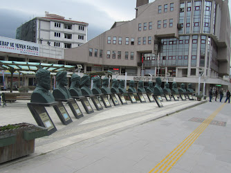Türk Büyükleri Anıtı