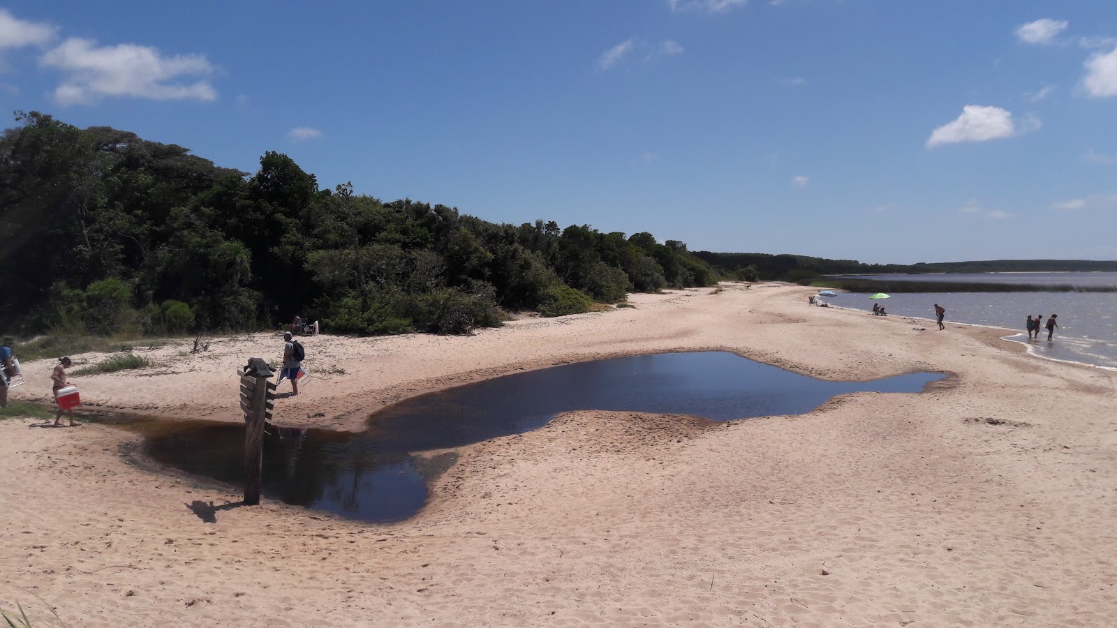 Fotografija Praia do Jacarezinho z svetel pesek površino