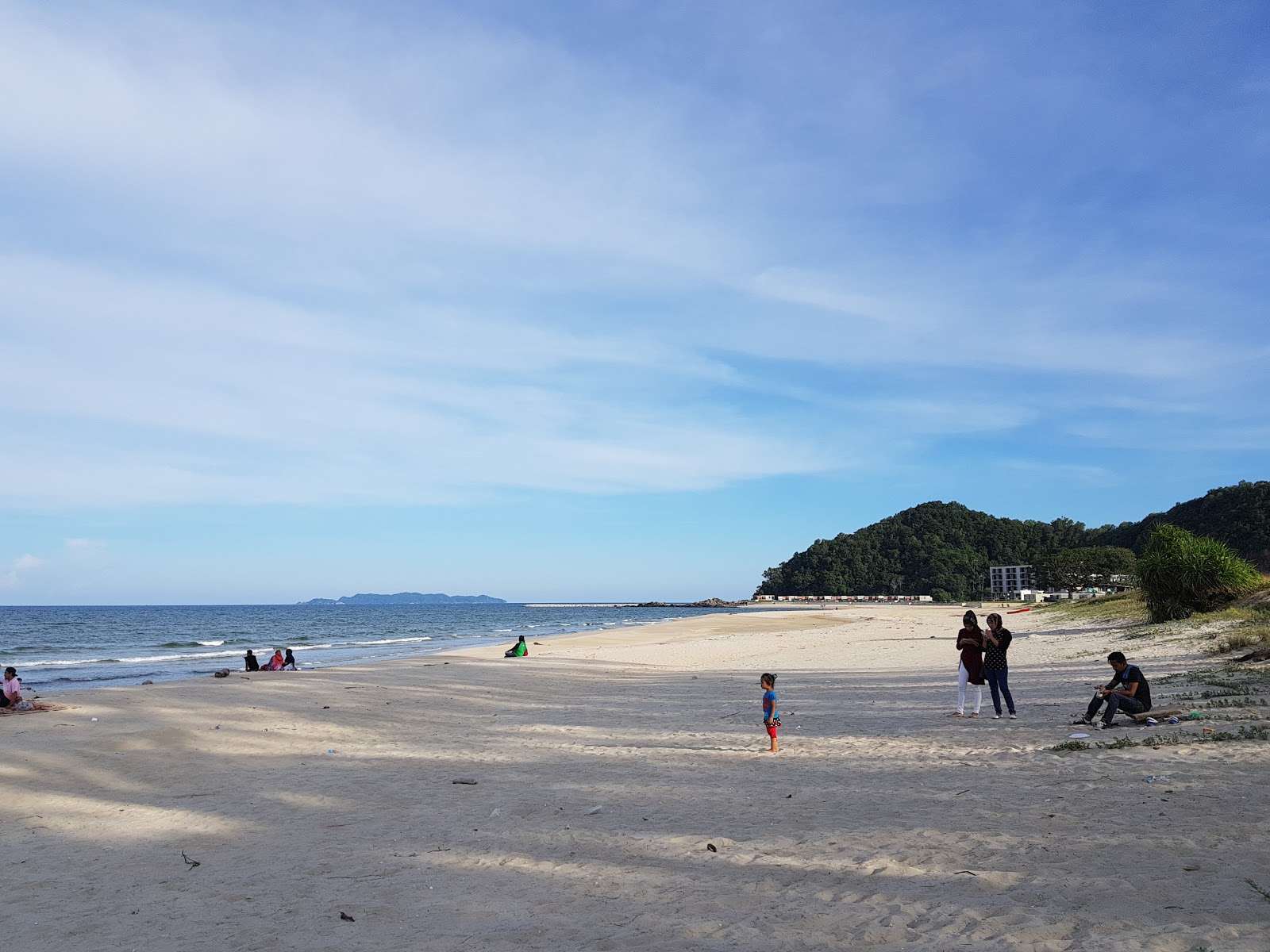 Foto av Pandak Beach med lång rak strand