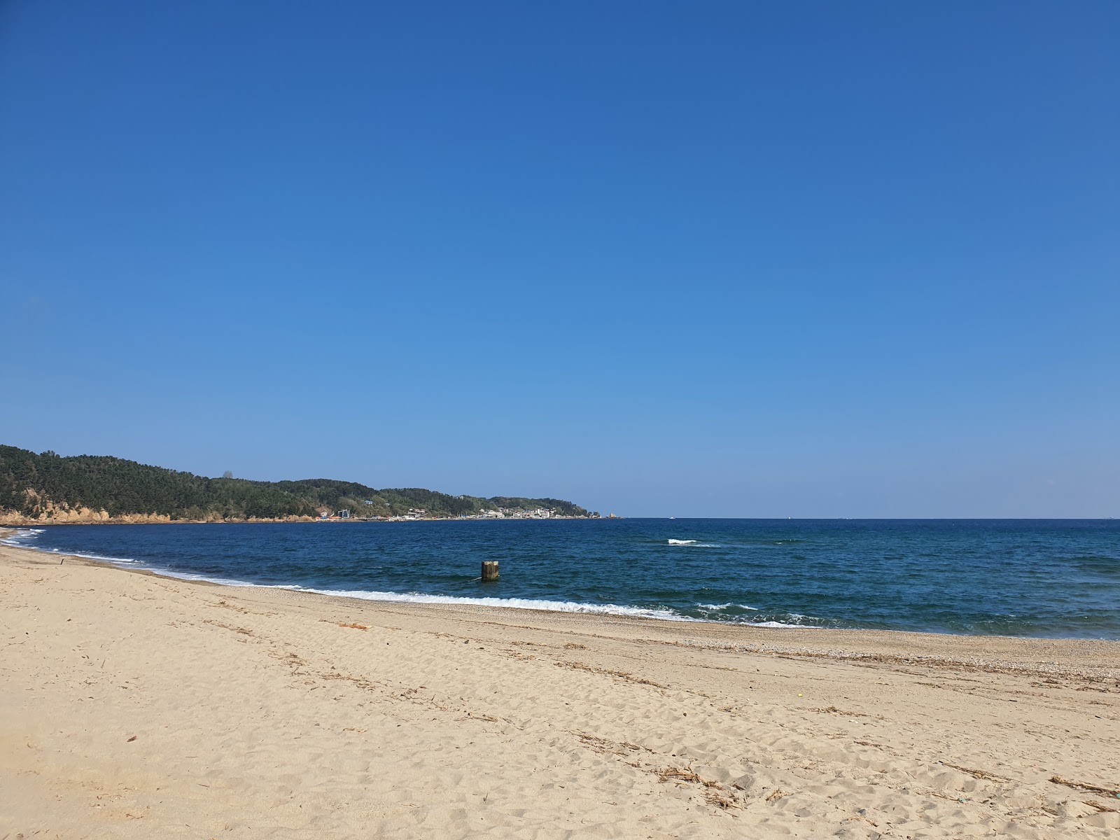 Foto di Uljinitis Jeon Beach con una superficie del sabbia luminosa