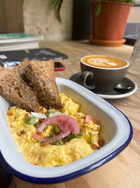 Œufs brouillés du Restaurant servant le petit-déjeuner BACK IN BLACK COFFEE by KB Coffee Roasters à Paris - n°9