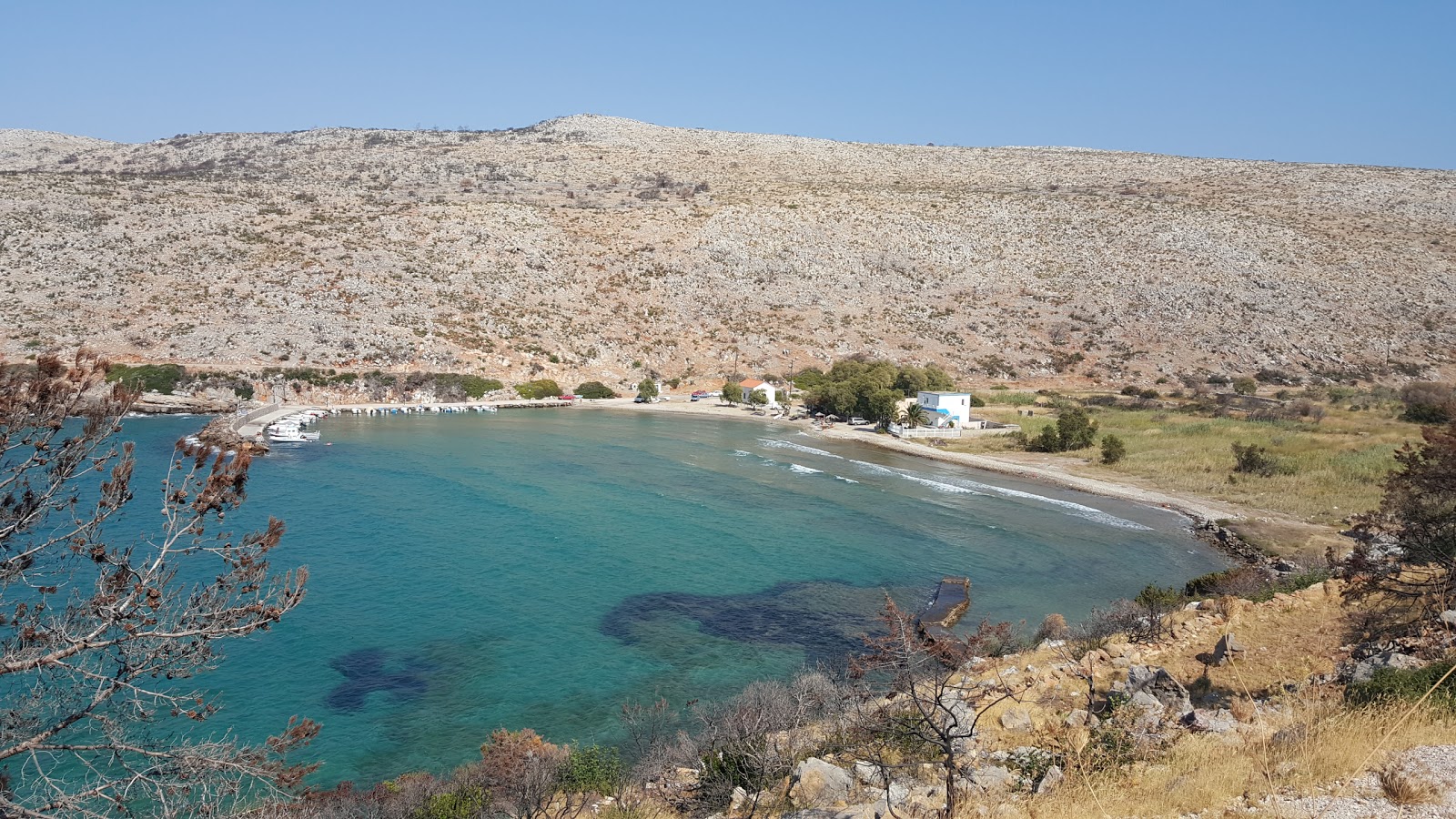 Foto van Paralia Agia Irini met lichte kiezelsteen oppervlakte