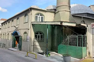 500 Houses Green Mosque image